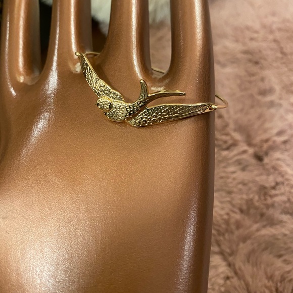 NWT! Gold bird dangle bracelet - Picture 2 of 3
